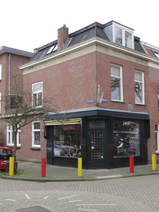 907596 Gezicht op het winkelhoekpand Lijsterstraat 46 te Utrecht, met links de Havikstraat.N.B. Bouwjaar: 1904Winkels: ...